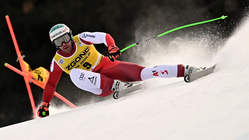 Fotografija: Vincent Kriechmayr prodira proti cilju v Bormiu. FOTO: Fabrice Coffrini/AFP
