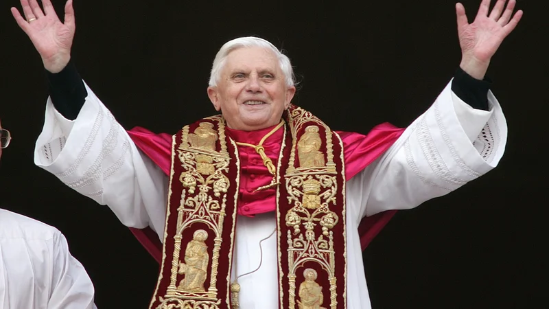 Fotografija: Ratzinger je zadnjih devet let živel kot »zaslužni papež« v samostanu Mater Ecclesiae znotraj vatikanskega obzidja. Pisal je knjige, živel pa samotno življenje. FOTO: Reuters