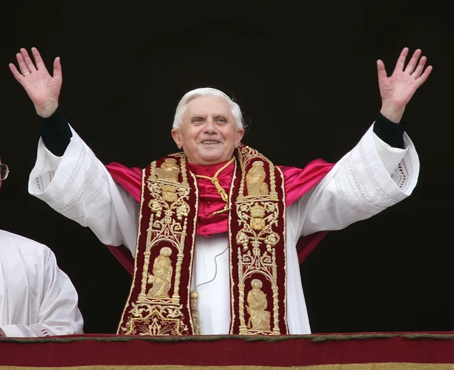 Ratzinger je zadnjih devet let živel kot &raquo;zaslužni papež&laquo; v samostanu Mater Ecclesiae znotraj vatikanskega obzidja. Pisal je knjige, živel pa samotno življenje. FOTO: Reuters
