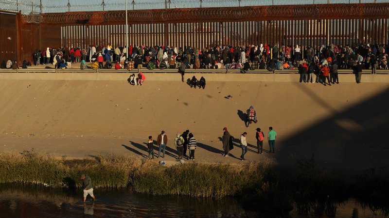 Fotografija: Migranti pred teksaškim El Pasom, eno od glavnih (nezakonitih) vstopnih točk v ZDA. Foto Herika Martinez/AFP

