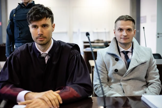 Blaža Kadivca (z odvetnikom dr. Mihom Šošićem) so iz celjskega pripora pripeljali pravosodni policisti, varovanje pa so izvajali do zob oboroženi policijski specialci. FOTO: Črt Piksi/Delo

