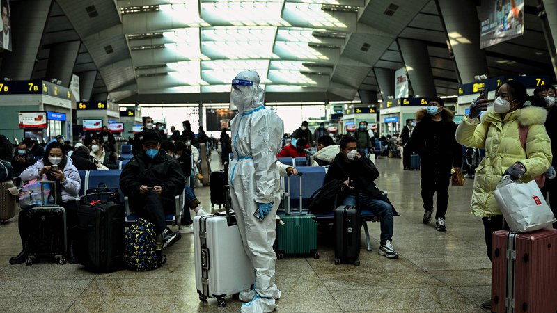 Fotografija: Kitajci bodo spet lahko potovali v druge države, kar so do zdaj prelagali zaradi obvezne karantene ob vrnitvi. FOTO: Noel Celis/AFP
