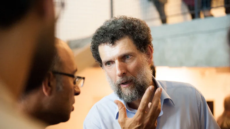 Fotografija: Osman Kavala, poslovnež, aktivist in kritik režima turškega predsednika Recepa Tayyipa Erdoğana – na fotografiji na arhivskem posnetku –, je v preiskovalnem priporu že od leta 2017. Obtožbe zanika. FOTO: Handout AFP