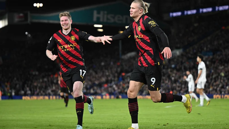Fotografija: Erling Haaland na »domači« zelenici v Leedsu ni popuščal gostiteljem. FOTO: Oli Scarff/AFP