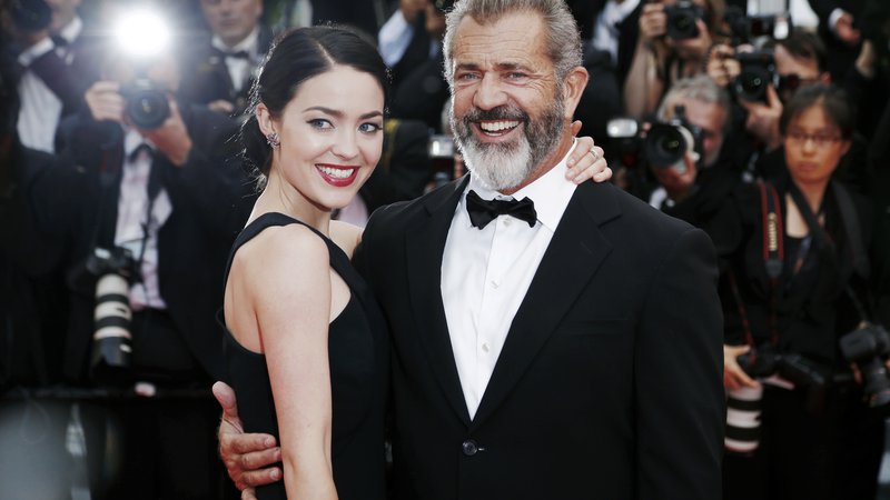 Fotografija: Mel Gibson leta 2016 s kar 34 let mlajšo igralko in režiserko Rosalind Ross, ki je rodila njegovega sedmega sina. FOTO: Shutterstock

