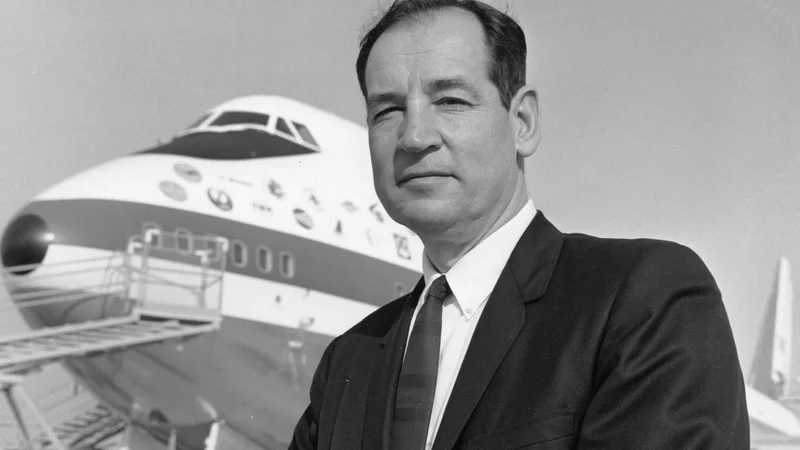 Fotografija: Joe Sutter pred prvim boeingom 747 leta 1969. FOTO: Boeing