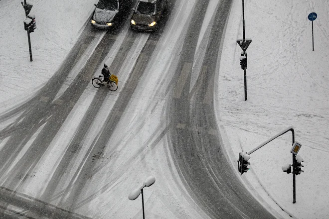 Pozorni moramo biti na kolesarje in pešce v prometu. FOTO: Voranc Vogel
