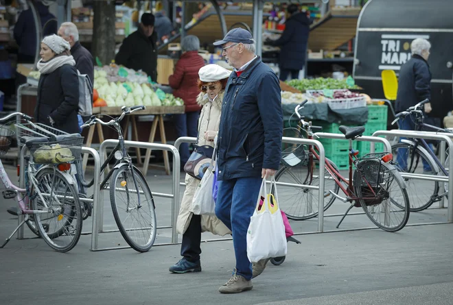 Zaradi draginje bodo upokojenci in invalidi prejeli nekoliko višja izplačila. FOTO: Jože Suhadolnik
