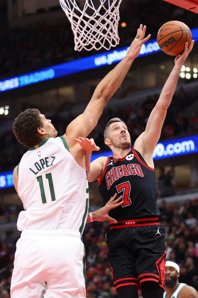 Goran Dragić je odlično izpeljal svojo vlogo za Chicagovo znmago proti Milwaukeeju. FOTO: Michael Reaves/AFP
