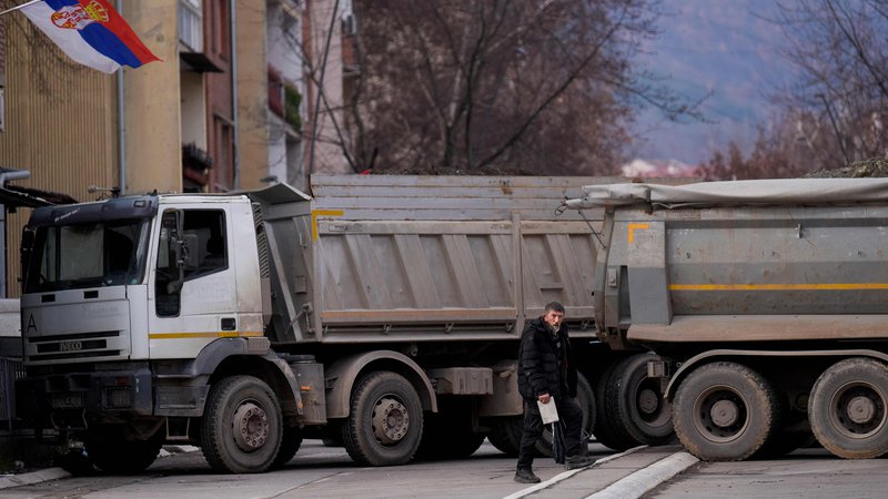 Fotografija: Barikade bodo odstranili v dveh dneh, je objubil srbski predsednik Vučić.  FOTO: Armend Nimani/Afp
