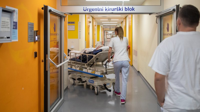 Fotografija: Stanje je trenutno zelo slabo. Od 20. do 26. decembra pa so obravnavali 1242 bolnikov, kar je 45 odstotkov več kot predhodno leto. FOTO: Voranc Vogel/Delo
