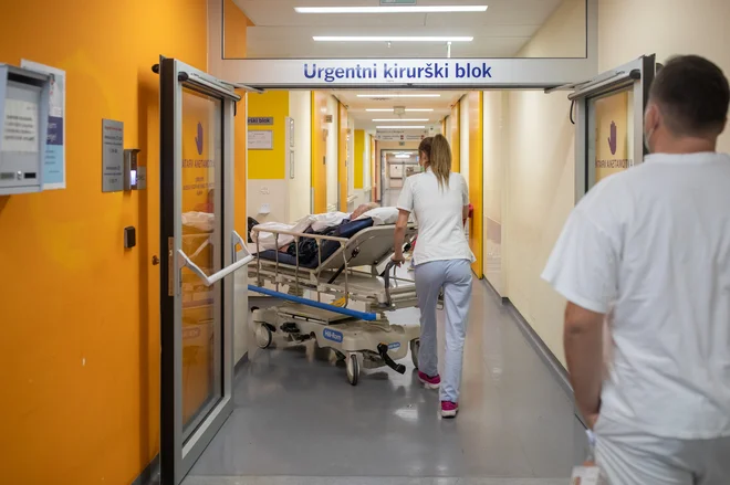 Stanje je trenutno zelo slabo. Od 20. do 26. decembra pa so obravnavali 1242 bolnikov, kar je 45 odstotkov več kot predhodno leto. FOTO: Voranc Vogel/Delo
