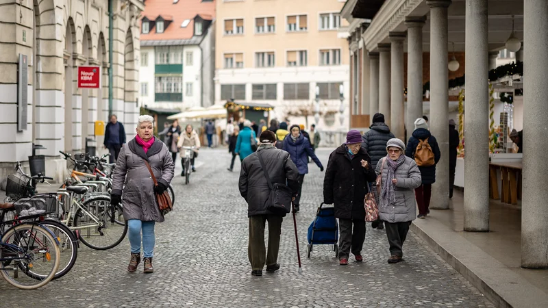 Fotografija: Za moške zavarovance se bodo že januarja odmerni odstotki zvišali, s čimer se bodo moški izenačili z ženskimi. FOTO: Črt Piksi/Delo