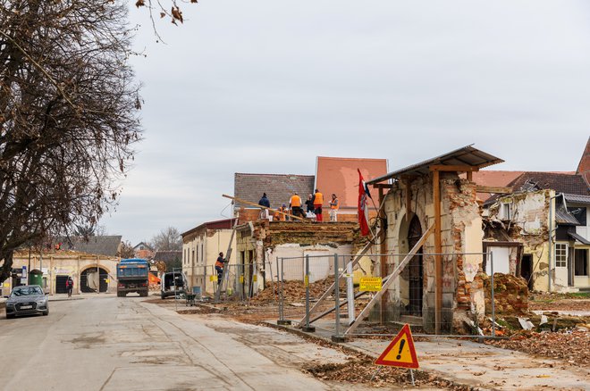 Prebivalci Banovine so po podatkih hrvaškega štaba civilne zaščite do konca novembra sicer vložili 9674 zahtev za obnovo in 8586 zahtev za nekonstrukcijsko obnovo. FOTO: Antonio Bronic/Reuters
