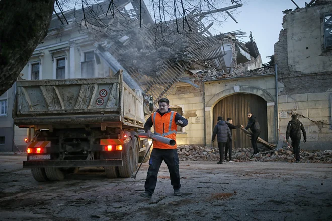 Država je do tedaj zgradila pet hiš, ena pa je bila donirana. FOTO: Blaž Samec/Delo
