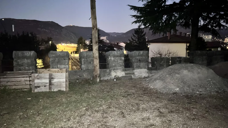 Fotografija: Pot je čez dan obljudena, na njej so tako italijanski kot slovenski sprehajalci, kolesarji in rekreativci, ponoči pa je samotna. FOTO: Moni Černe/Dokumentacija Dela