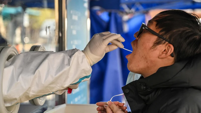Fotografija: ZDA so se odločile za nadzor potnikov zaradi pomanjkanja transparentnih epidemioloških podatkov iz Kitajske. FOTO: Hector Retamal/AFP