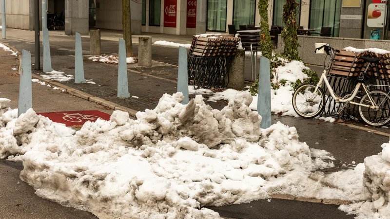 Fotografija: Kolesarski pas je priljubljeno mesto za odlaganje snega ... (poleti pa prostor za parkiranje). Na fotografiji sneg na kolesarski stezi 14. decembra 2021. FOTO ČRT PIKSI