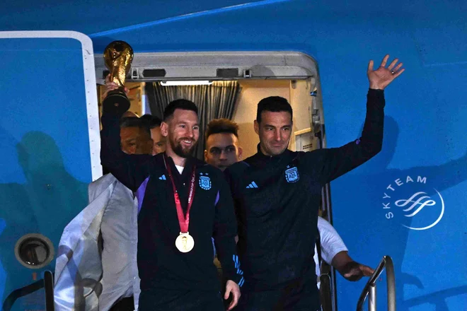 Lionel Scaloni (desno) in Lionel Messi ob vrnitvi v Argentino s pokalom za svetovnega prvaka. FOTO: Luis Robayo/AFP

