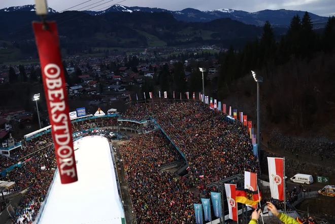 Pogled na nabito polne tribune. FOTO: Lisi Niesner/Reuters
