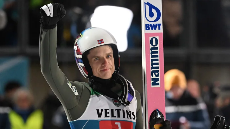 Fotografija: Norveški zvezdnik Halvor Egner Granerud je lahko dvignil roko v znak zmagoslavja na prvi tekmi novoletne turneje. FOTO: Christof Stache/AFP