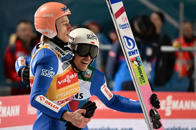 Veselje Poljakov Dawida Kubackega (levo) in Piotra Žyle. FOTO: Christof Stache/AFP
