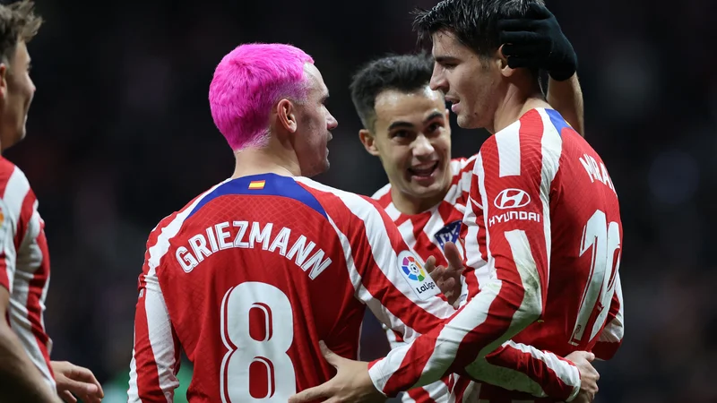 Fotografija: Alvaro Morata in Antoine Griezmann, ki se je predstavil z vpadljivo pričesko, proslavljata gol za 2:0. FOTO: Pierre-Philippe Marcou/AFP
