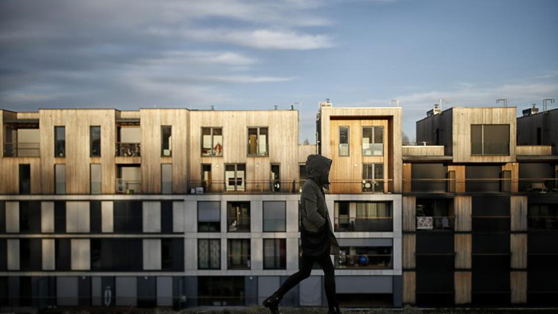 Fotografija: Skoraj vse banke poročajo o manjšem povpraševanju po stanovanjskih posojilih, kar pomeni tudi manj povpraševanja po nakupih stanovanj. FOTO: Blaž Samec/Delo
