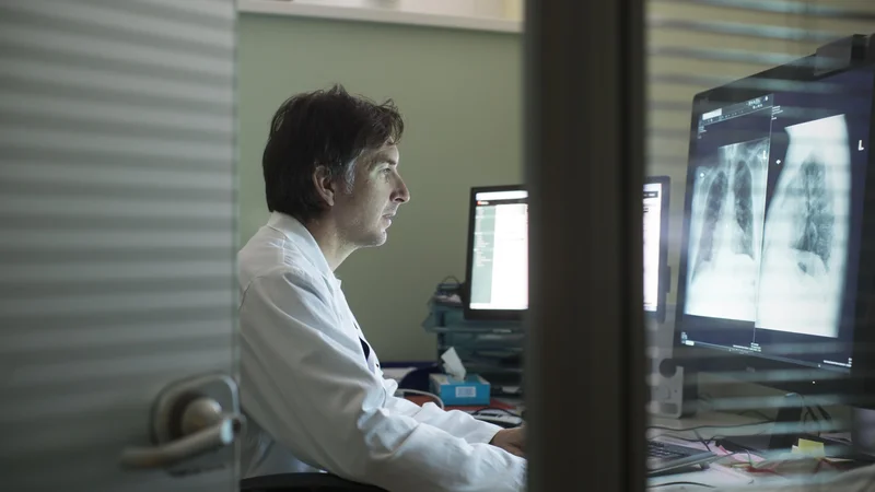 Fotografija: Na Kliniki Golnik je na voljo tudi celotna multidisciplinarna obravnava pacientov, pravi Aleš Rozman, vodja oddelka za endoskopijo dihal in prebavil. FOTO: Jure Eržen/Delo