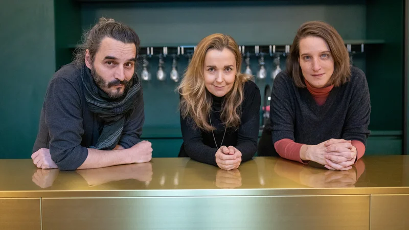 Fotografija: Gašper Malnar, Maja Kunšič in Asja Kahrimanović Babnik (z leve proti desni) že dobri dve desetletji ustvarjajo tako na domačih kot svetovnih gledaliških tleh. FOTO: Voranc Vogel
