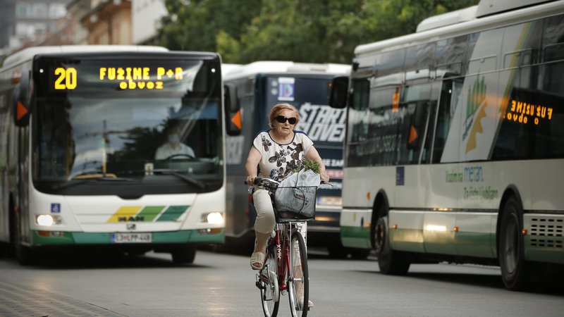 Fotografija: Rešitev ni samo v elektrifikaciji avtomobilov, ampak tudi v bolj množični uporabi javnega prometa, kolesarjenju in pešačenju. FOTO: Jure Eržen
