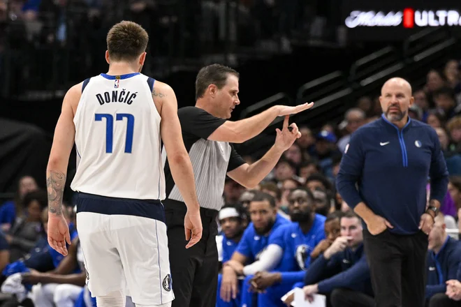 V živahnem večeru je sodnik David Guthire dosodil Luki Dončiću tehnično napako, odločitev je natančno pospremil trener Jason Kidd. FOTO: Jerome Miron/USA Today Sports
