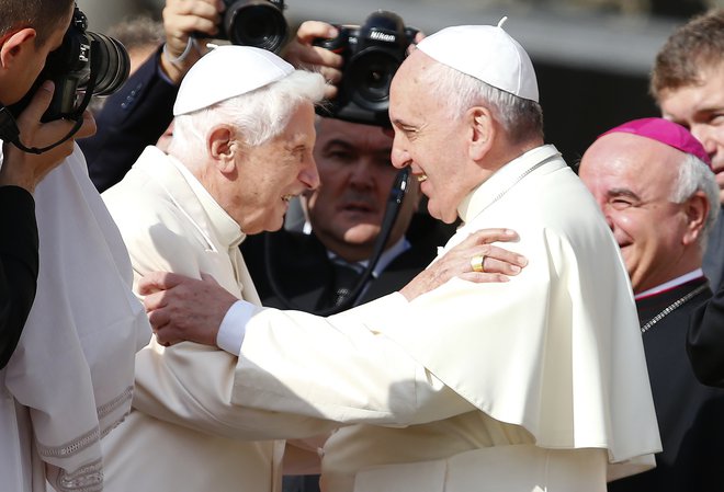 Prvič po 600 letih sta za zidovi Vatikana sobivala dva papeža.  FOTO: Reuters

