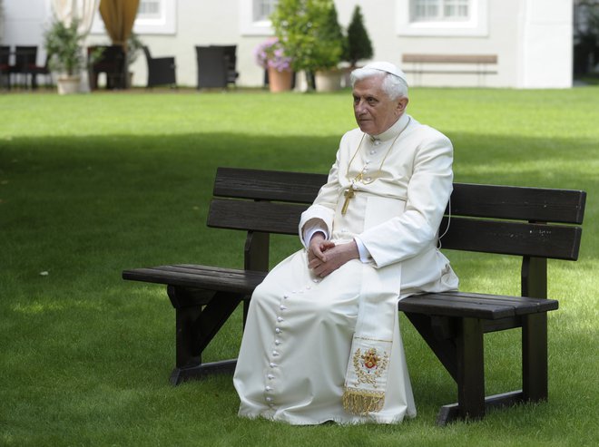 Pod papežem Benedikom  se je začela prva, še negotova in neodločna čistka proti duhovniški pedofiliji. FOTO: Osservatore Romano/Reuters
