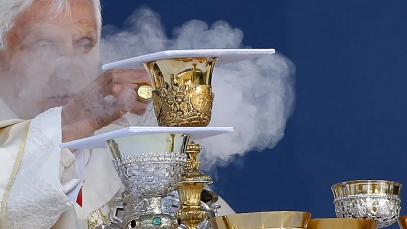 Fotografija: Paež Benedict XVI. je zadnje desetletje živel znotraj vatikanskega obzidja, pisal je knjige, živel pa samotno življenje. FOTO: Rossi/Reuters
