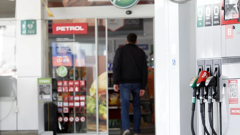 Decembra so mesečno inflacijo nekoliko ublažile pocenitve naftnih derivatov. Foto Mavric Pivk/delo&nbsp;
