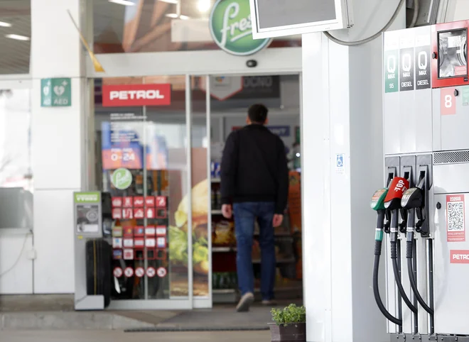 Decembra so mesečno inflacijo nekoliko ublažile pocenitve naftnih derivatov. Foto Mavric Pivk/delo 