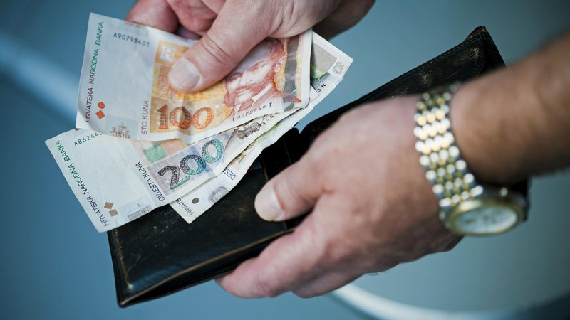 Fotografija: Vsi, ki bodo želeli hrvaške kune zamenjati v evre od marca prihodnje leto, bodo to lahko storili na Hrvaškem skladno s pogoji, kot jih je določila njihova centralna banka. FOTO: Neja Markičević/Cropix
