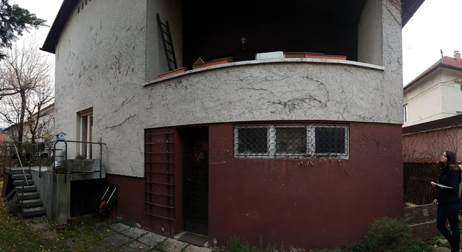 Tudi hiše iz minulih desetletij je mogoče prilagoditi sodobnemu načinu bivanja, a je za prenovo treba računati med 1000 in 1800 evri na kvadratni meter. FOTO: Arhiv Celovito
