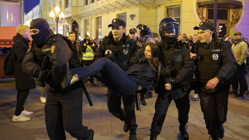 Fotografija: Ruski policisti so septembra v kali zatrli tudi vse proteste proti delni mobilizaciji. FOTO: Reuters
