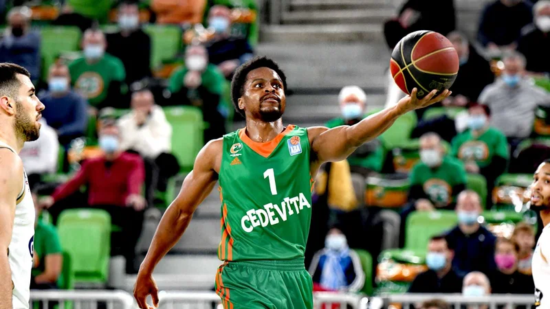 Fotografija: Yogi Ferrell je drugi najboljši podajalec in sedmi strelec v ligi ABA. FOTO: Cedevita Olimpija
