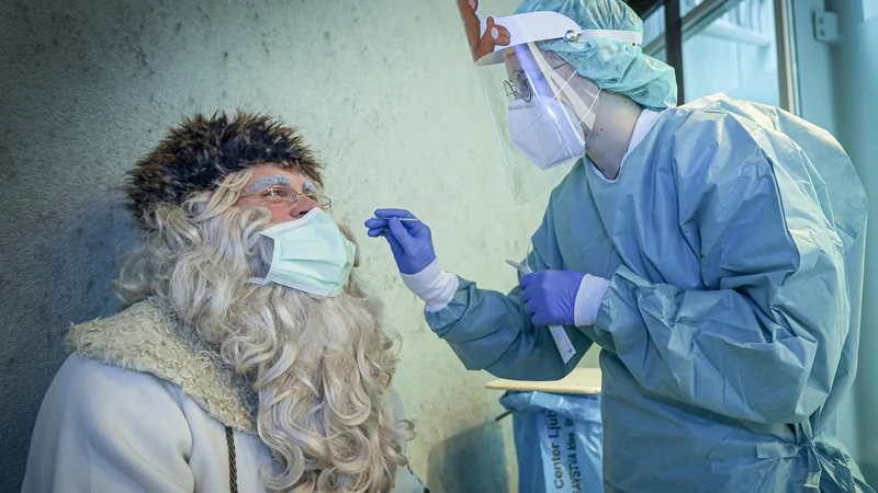 Fotografija: Dedek Mraz na Pediatrični kliniki. Foto: Jože Suhadolnik/Delo
