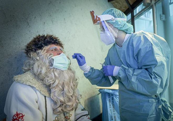Dedek Mraz na Pediatrični kliniki. Foto: Jože Suhadolnik/Delo
