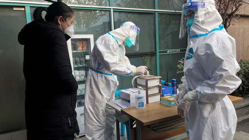 Fotografija: Samo v prvih treh tednih decembra se je po neuradnih ocenah okužilo 248 milijonov Kitajcev. FOTO: Tingshu Wang/Reuters