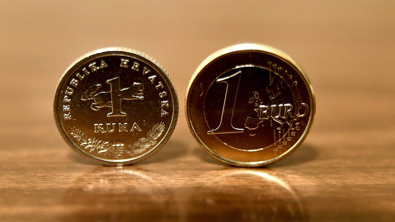 Fotografija: Namesto kun bo tudi Hrvaška uporabljala evrov. FOTO: Denis LovroviĆ/AFP
