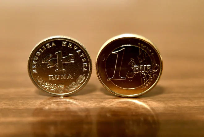 Namesto kun bo tudi Hrvaška uporabljala evrov. FOTO: Denis LovroviĆ/AFP
