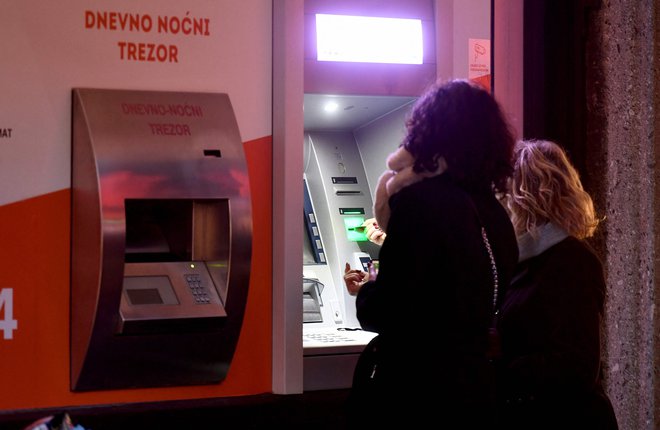 Ljudje na Hrvaškem bodo na bankomatih od zdaj dvigovali evre. FOTO: Denis Lovrović/AFP
