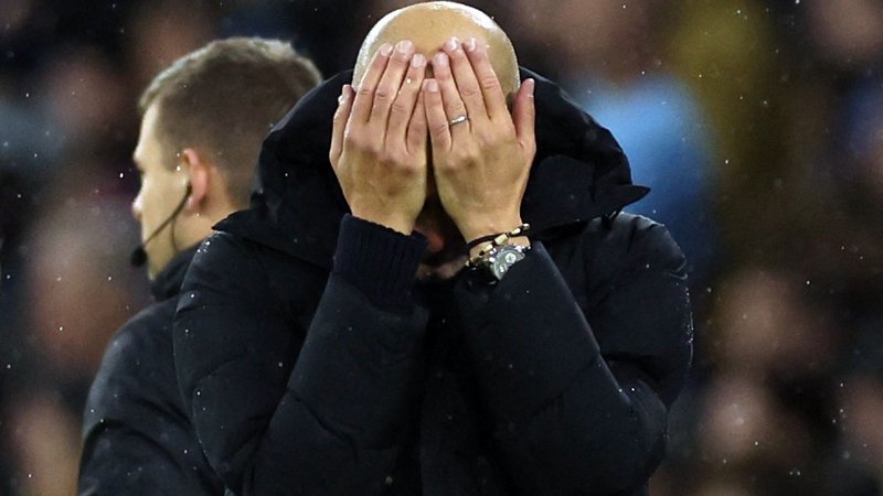 Fotografija: Trener Manchester Cityja Pep Guardiola se je po izgubljenih dveh točkah lahko le držal za glavo. FOTO: Phil Noble/Reuters

