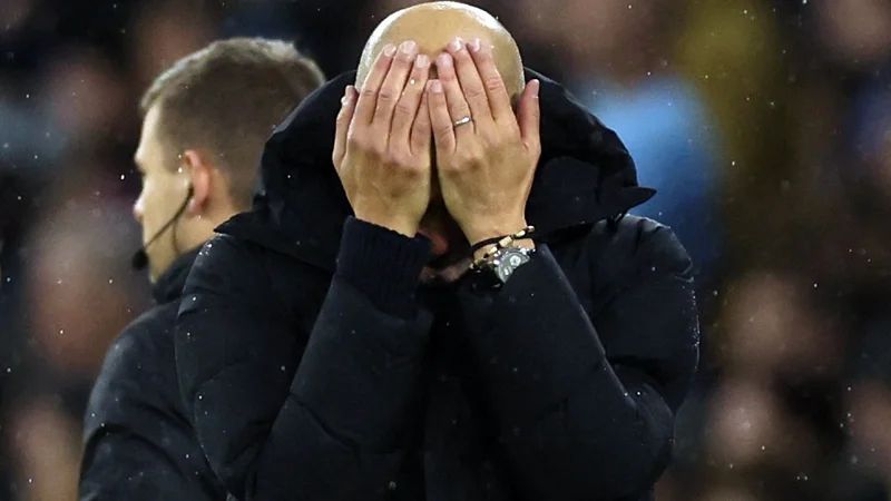 Fotografija: Trener Manchester Cityja Pep Guardiola se je po izgubljenih dveh točkah lahko le držal za glavo. FOTO: Phil Noble/Reuters