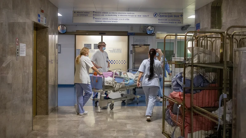 Fotografija: V ambulante se bodo lahko poleg družinskih zdravnikov in drugih zdravstvenih delavcev v javnih zdravstvenih zavodih vključevali tudi zdravniki koncesionarji in zdravstveni delavci, zaposleni pri koncesionarjih. FOTO: Voranc Vogel